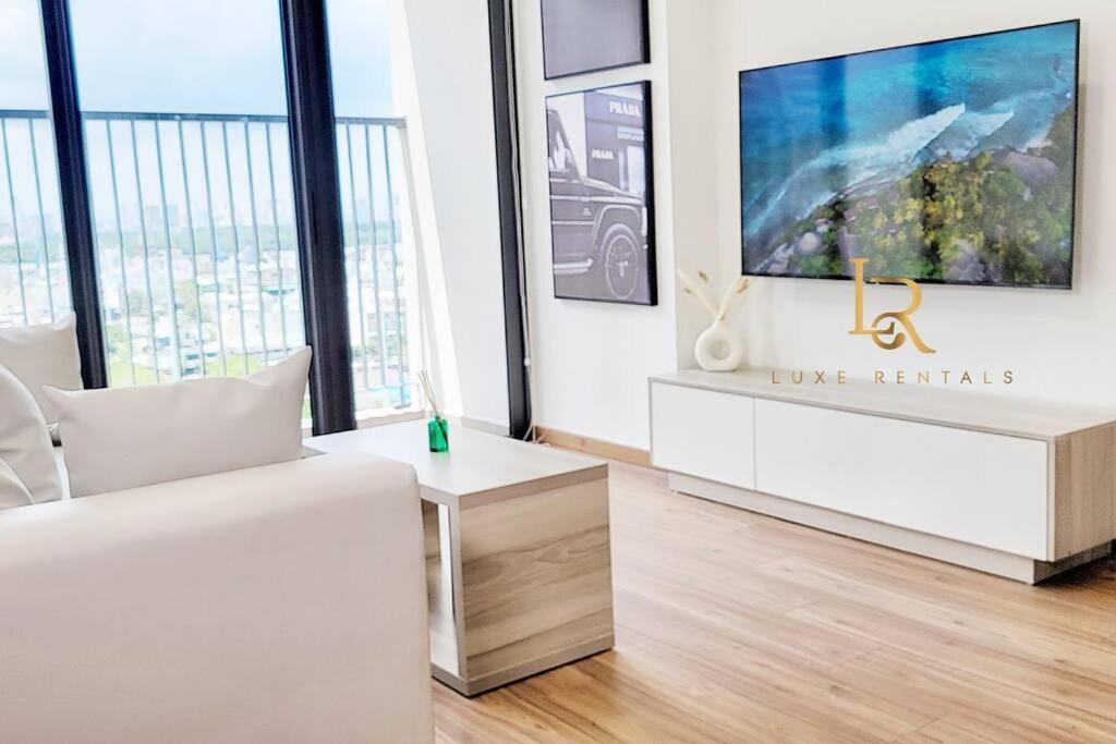 Apartment Modern & New 2br Apt In District 7 *